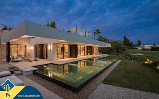 Chalet en Las Brisas. Villa renovada con piscina privada, en la provincia de málaga, e