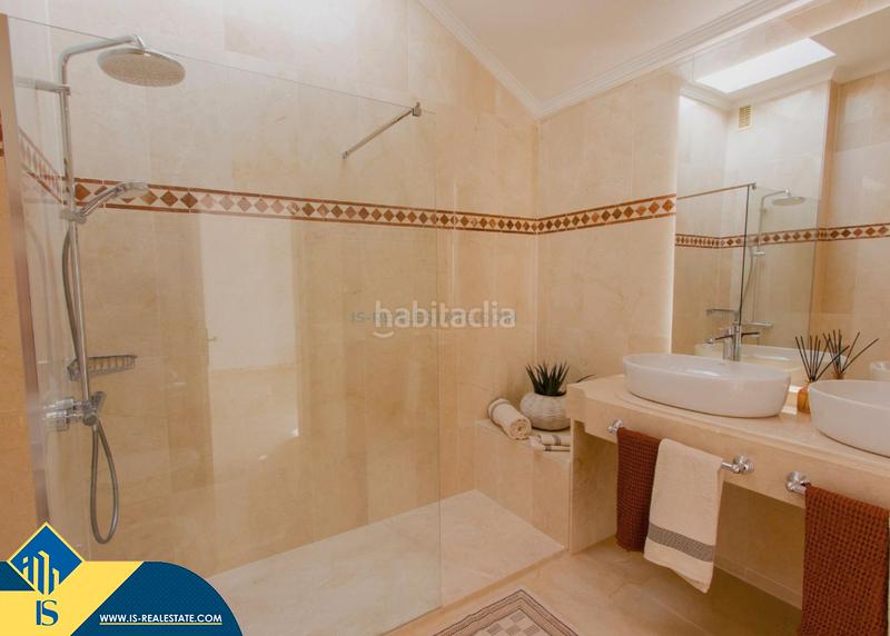 Foto 1218f78e-9ae6-4b2f-971e-51d5633524b5. Dúplex amb calefacció aparcament piscina a Río Real Marbella