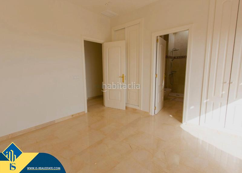 Foto 7a0c5d34-1154-43e5-9c89-63e1870238e2. Dúplex amb calefacció aparcament piscina a Río Real Marbella