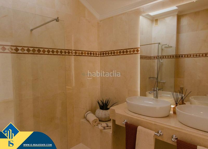 Foto 941d2bd0-2e5b-41a9-a4b9-6b7a35630fc9. Dúplex amb calefacció aparcament piscina a Río Real Marbella