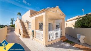 House in Zona Carrefour - Urbanizaciones. Namas con piscina comunitaria en la provincia de alicante, en to