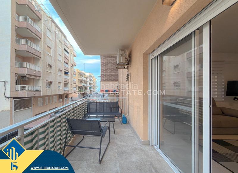 Foto 1c2a6190-0e6d-4f45-96c1-64f57b3fbea9. Apartamento  renovado con terraza, en la provincia de alicante, en la ciudad , en la zona de playa del cura. 3 habitac en Torrevieja