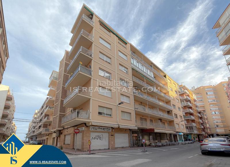 Foto 37f3f8bf-388f-43bc-bf2d-60a9e375ae61. Apartamento  renovado con terraza, en la provincia de alicante, en la ciudad , en la zona de playa del cura. 3 habitac en Torrevieja