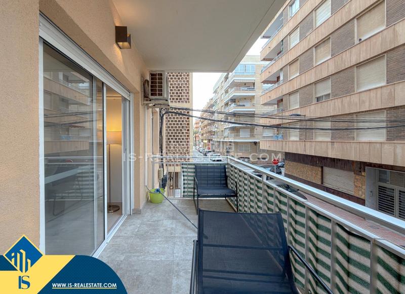 Foto c4574106-8468-42ba-a06e-03967c8fb659. Apartamento  renovado con terraza, en la provincia de alicante, en la ciudad , en la zona de playa del cura. 3 habitac en Torrevieja