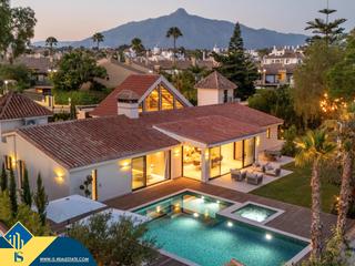Chalet à Puerto Banús. Villa renovada con piscina privada, en la provincia de málaga, e