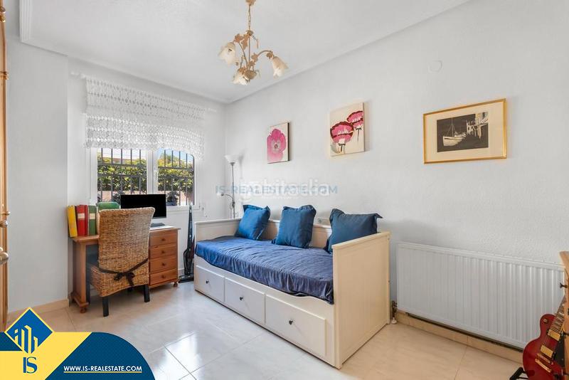 Foto 732f28c2-3c40-4475-ac87-1080836e272b. Chalet with parking pool in La Zenia Orihuela