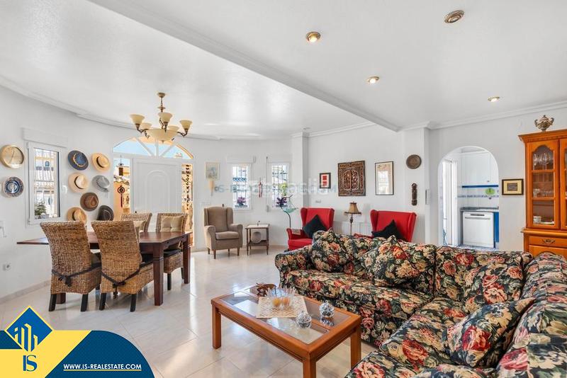 Foto 8add39d6-e302-42f1-855d-4ca690904968. Chalet with parking pool in La Zenia Orihuela