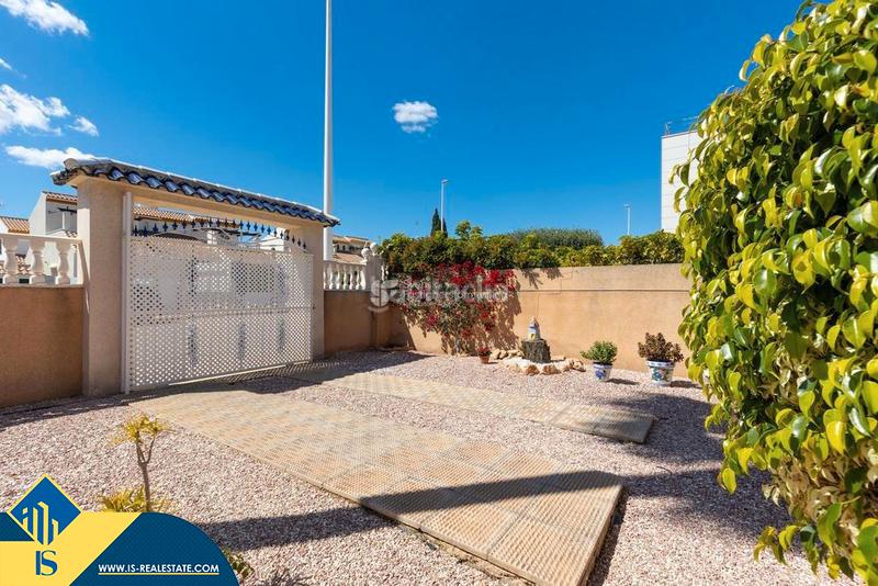 Foto a3b775d4-a3e4-4b1d-8fcf-57369372305e. Chalet with parking pool in La Zenia Orihuela