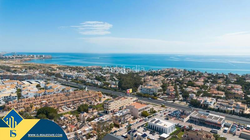 Foto cf671855-2d35-4f33-b580-66f2c5bd1ba6. Chalet with parking pool in La Zenia Orihuela