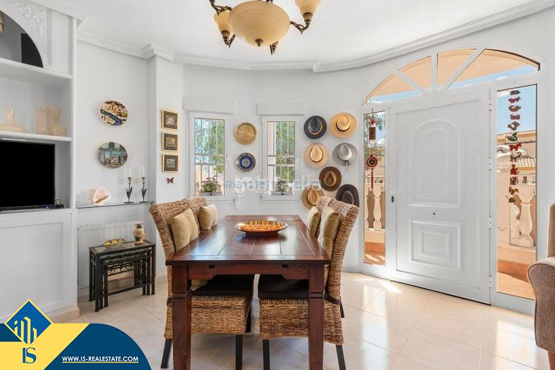 Foto d5a3cdae-91de-4633-8ef1-02ec2033deba. Chalet with parking pool in La Zenia Orihuela