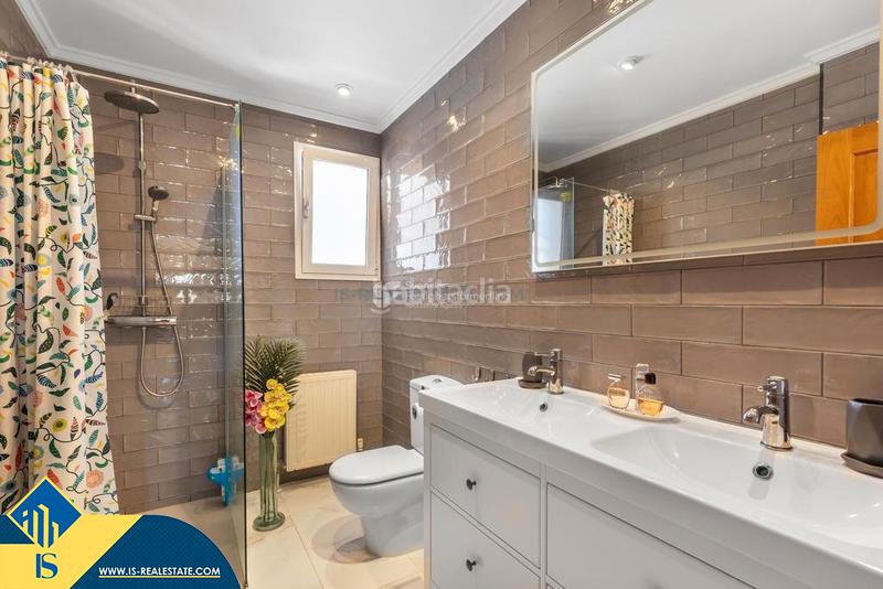 Foto dbf56f40-1f28-43e8-be82-cc0384abf690. Chalet with parking pool in La Zenia Orihuela