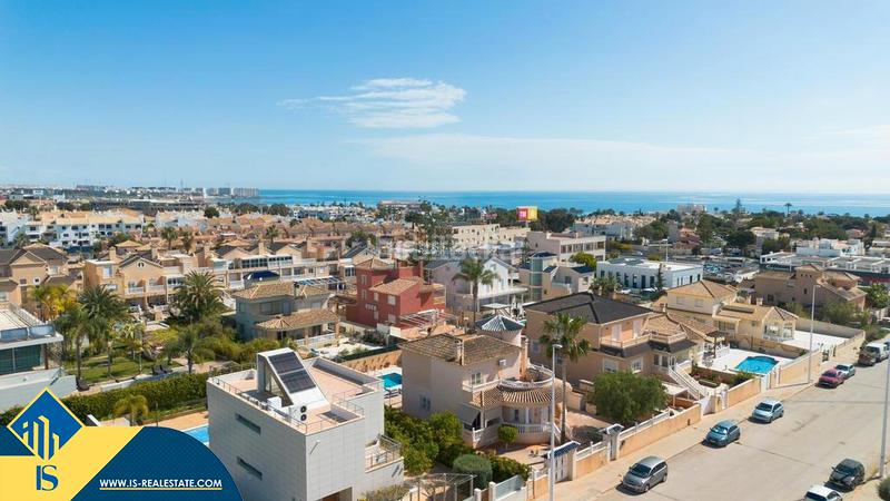 Foto f1b52906-46e3-47c8-934f-2e67e33fac58. Chalet with parking pool in La Zenia Orihuela