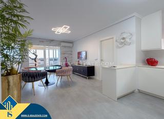 Attique à Zona Playa del Cura. Ático renovado con terraza, en la provincia de alicante, en la c