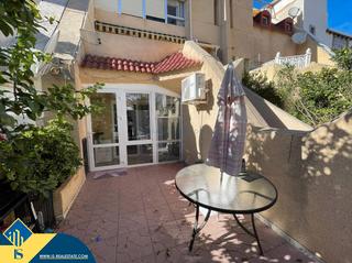 Casa a Nueva Torrevieja. Bungalow con terraza, en la provincia de alicante, en la ciudad