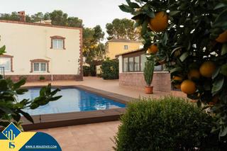 Chalet à Los Balcones-Los Altos. Villa con piscina privada, en la provincia de alicante, en torre