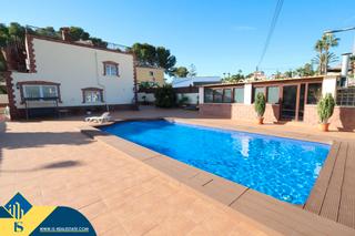 Chalet à Los Balcones-Los Altos. Villa con piscina privada, en la provincia de alicante, en torre