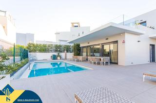 Chalet en Campoamor. Villa con piscina privada en la provincia de alicante, orihuela