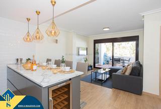 Dúplex a Las Brisas. Ático dúplex renovado con terraza, en la provincia de málaga, en