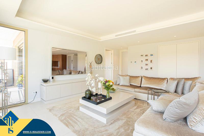 Foto 0b8cb32b-80e1-41a2-9cf1-3a7664a0e99a. Attique avec parking piscine dans Nueva Andalucía centro Marbella