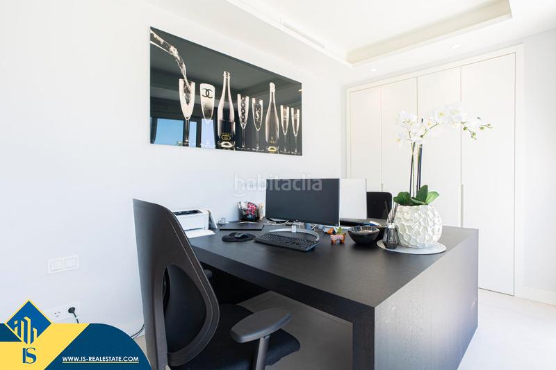 Foto 1e2a4ce2-1a59-44ef-a148-f5faa8b2a55e. Attique avec parking piscine dans Nueva Andalucía centro Marbella