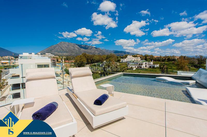 Foto cdbce5bd-b4bb-4fb0-a859-893309ea0d90. Attique avec parking piscine dans Nueva Andalucía centro Marbella