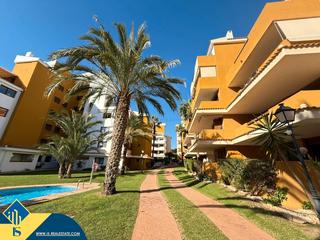 Flat in Punta Prima. Apartamento con piscina comunitaria, en la provincia de alicante