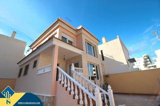 Chalet in Villamartín-Las Filipinas. Villa con piscina privada en la provincia de alicante, orihuela