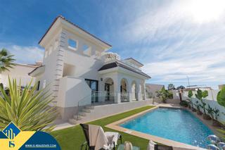 Chalet in Rojales. Casas adosadas con piscina privada, en la provincia de alicante,