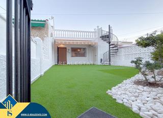 Reihenhaus in Zona Carrefour - Urbanizaciones. Casa con terraza, en la provincia de alicante, en la ciudad de t