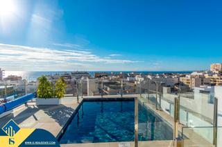 Flat in Punta Prima. Apartamento con piscina comunitaria, en la provincia de alicante