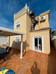 Chalet in Nueva Torrevieja. Casa con terraza, en la provincia de alicante, en la ciudad de t