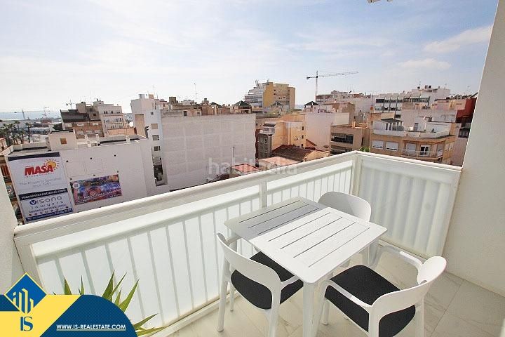 Foto 5919ffa4-62e5-48d0-a9c5-eb6ca900046d. Piso apartamento renovado con terraza, en la provincia de alicante, en la ciudad , en la zona de playa del cura. 2 habitac en Torrevieja