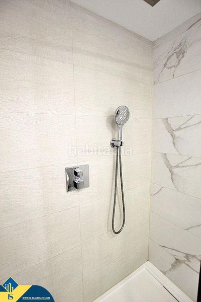 Foto 8e87bdeb-332f-4cbb-81bf-b96011130ec1. Piso apartamento renovado con terraza, en la provincia de alicante, en la ciudad , en la zona de playa del cura. 2 habitac en Torrevieja