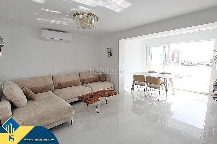 Foto c61a266f-2a9a-4bb7-b460-594994a4fd57. Piso apartamento renovado con terraza, en la provincia de alicante, en la ciudad , en la zona de playa del cura. 2 habitac en Torrevieja