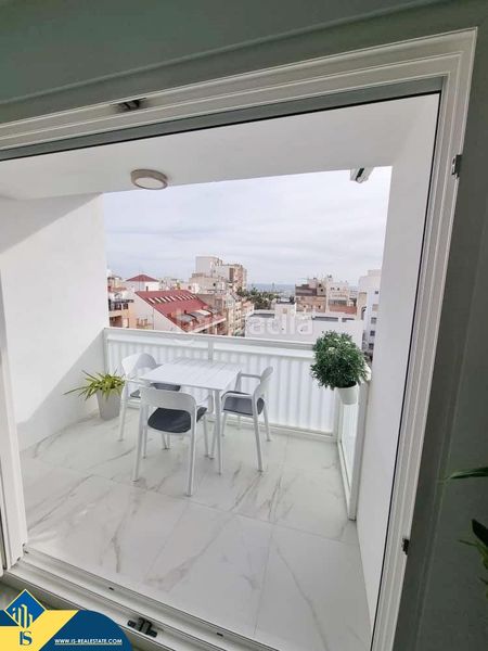 Foto f67032b7-2596-49a5-84f1-cd2d4311e4c6. Piso apartamento renovado con terraza, en la provincia de alicante, en la ciudad , en la zona de playa del cura. 2 habitac en Torrevieja
