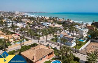 Etagenwohnung in Cabo Roig. Casa renovada con piscina privada, en la provincia de alicante,