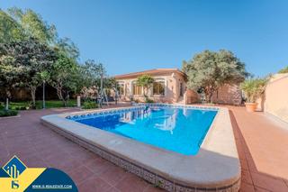 Chalet in Los Balcones-Los Altos. Villa con piscina privada, en la provincia de alicante, en la ci