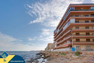 Flat in Playa de los Náufragos. Apartamento renovado con terraza, en la provincia de alicante, e