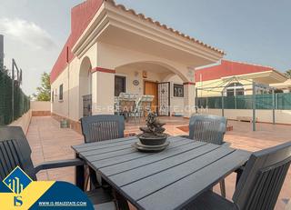 Chalet en Aguas Nuevas. Casa con piscina comunitaria, en la provincia de alicante, en la