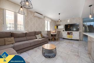 Maison à Parque de las Naciones. Casa renovada con terraza, en la provincia de alicante, en la ci