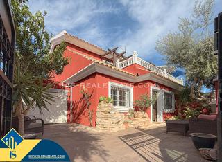 Chalet in Los Almendros. Renovada villa con piscina comunitaria, en la provincia de alica