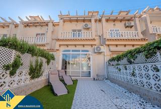 Maison jumelée à Aguas Nuevas. Casa renovada con piscina comunitaria, en la provincia de alican