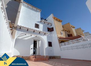 Casa bifamiliare in Los Balcones-Los Altos. Casa con piscina comunitaria, en la provincia de alicante, en la
