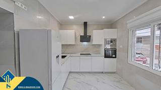 Casa a San Pedro del Pinatar. Casa renovada con terraza, en la provincia de alicante, orihuela