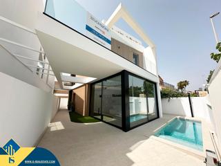 Xalet a Torre de la Horadada. Villa con piscina privada, en la provincia de alicante, en orihu