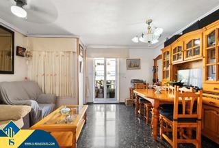 Apartament a Punta Prima. Apartamento con piscina comunitaria, en la provincia de alicante