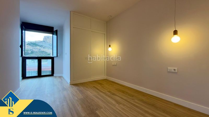Foto 02d82ea7-3b2b-4f6a-a7fe-17fe585aab7c. Piso apartamento reformado con terraza, en la provincia , en la ciudad . 3 habitaciones | 77 m² | a 600 metros de en Alicante