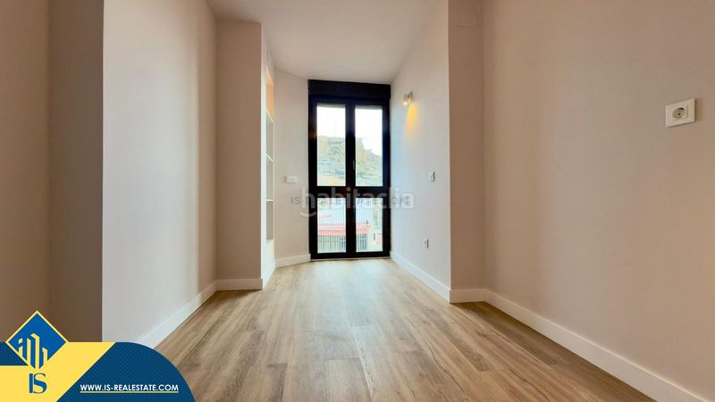 Foto 0376dcad-eee8-496c-847d-5bc2799aa5f4. Piso apartamento reformado con terraza, en la provincia , en la ciudad . 3 habitaciones | 77 m² | a 600 metros de en Alicante