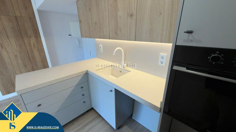 Foto 50714557-b877-421e-b8bc-2d3584a02f2d. Piso apartamento reformado con terraza, en la provincia , en la ciudad . 3 habitaciones | 77 m² | a 600 metros de en Alicante