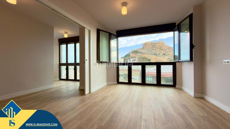 Foto b59fe183-0ede-406a-96c7-c9b9c37eef93. Piso apartamento reformado con terraza, en la provincia , en la ciudad . 3 habitaciones | 77 m² | a 600 metros de en Alicante